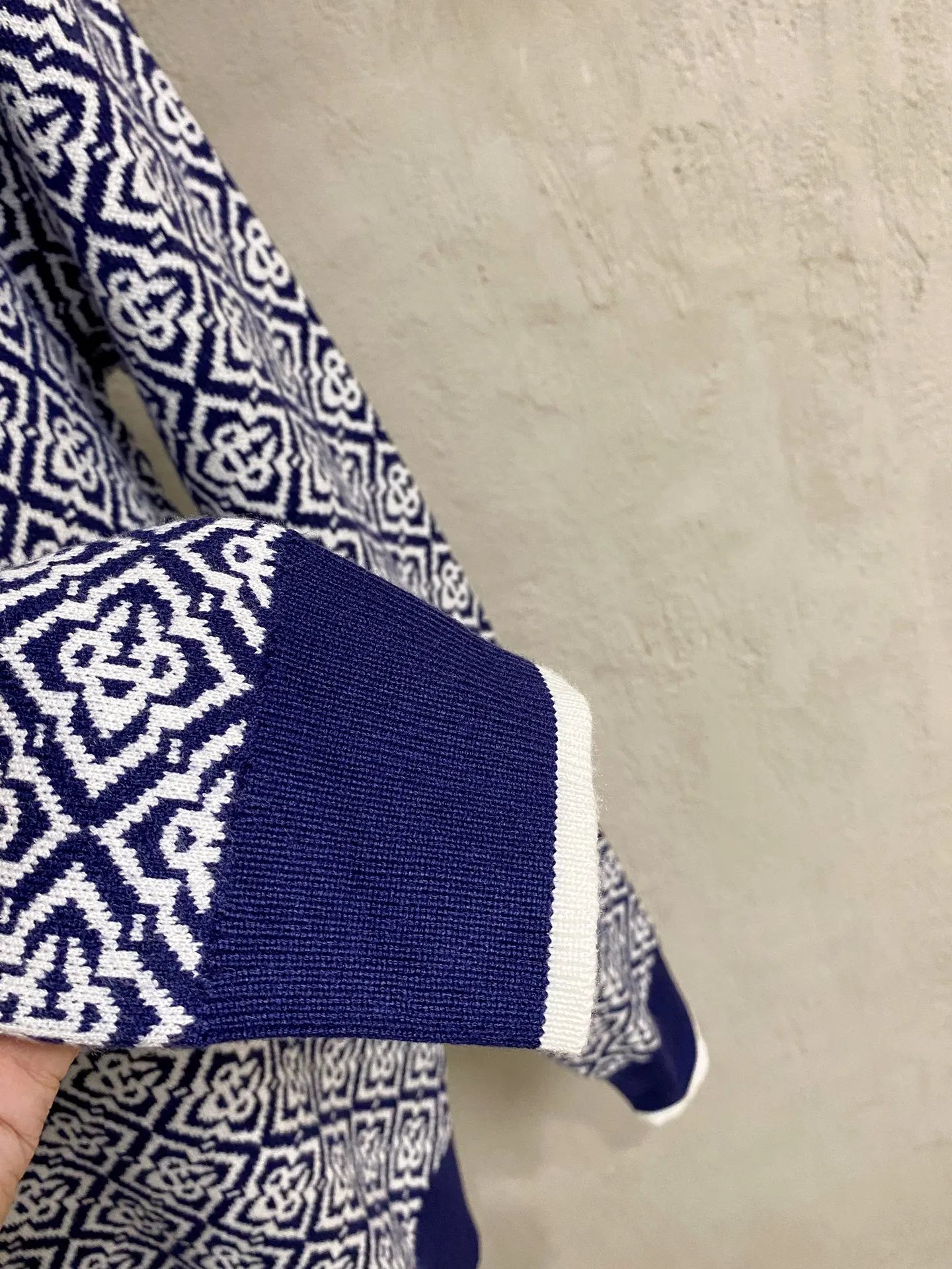 Casablanca men's rhombus jacquard long-sleeved Polo is the first choice for detail control. It adopts Navy Blue+White rhombus full-width jacquard technology. It is covered with brand geometric patterns. The texture is dense and three-dimensional, and the pattern is clear and full. It is not a simple print. It has a complete texture on the front and back, and it directly fills the retro atmosphere. With its own French Retro tone, taking into account both casualness and sophistication, this knitted Polo is a great addition to boys’ autumn and winter wardrobes. Sizes:M-3XL